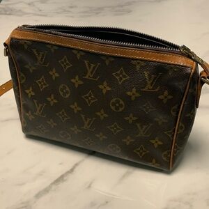 Vintage Louis Vuitton shoulder/cross body bag
